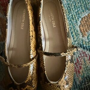 Kenneth Cole Women's Snakeskin Flats - Tan
